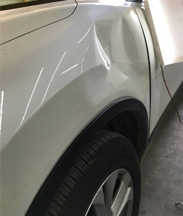 汽車前翼子板凹陷修復前 汽車前翼子板凹陷修復前