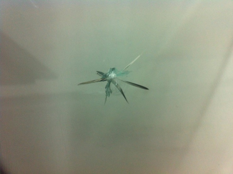 擋風玻璃星狀裂痕修復前